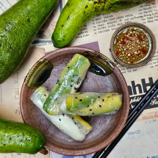 Fresh spring rolls with cucumber and dipping sauce